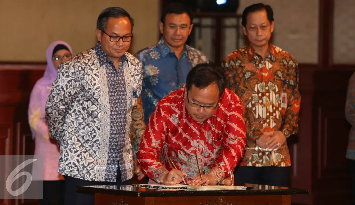 Menkeu Bambang Brodjonegoro menandatangani kontrak kerjasama penunjukan bank persepsi saat sosialisasi Tax Amnesty di Jakarta, Kamis (21/7). Penandatanganan tersebut merupakan pendukung utama dari program tax amnesty.(Liputan6.com/Angga Yuniar)