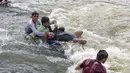 Orang-orang bermain di perairan Air Terjun Rajdari pada hari musim panas yang terik di distrik Chandauli, negara bagian Uttar Pradesh, India (28/6/2021).  Air Terjun Rajdari adalah tempat piknik yang populer bagi orang-orang di sekitar area tersebut pada musim panas. (AP Photo/Rajesh Kumar Singh)