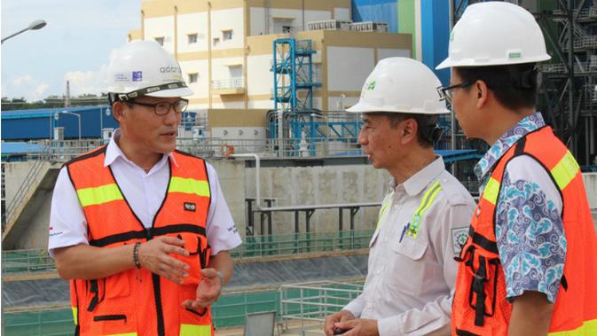 Direktur Teknik PT Tanjung Power Indonesia Kim Sangjong (kiri) Komisaris PT Tanjung Power Indonesia Mustiko Bawono (tengah) dan Direktur PT Adaro Power Adrian Lembong (kanan). (Liputan6.com/ Ahmad Ibo)
