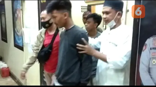 Polisi tangkap dua pemuda yang suruh bocah tenggak miras hingga mabuk (Fauzan/Liputan6.com)