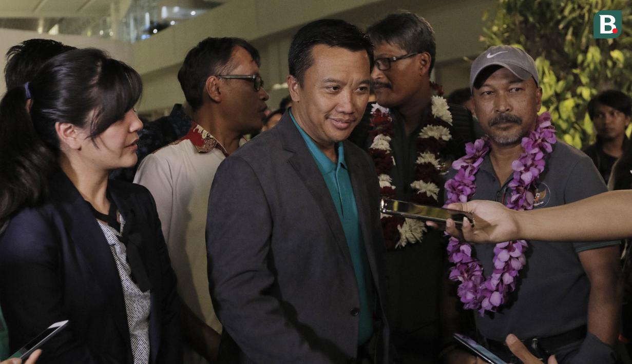 Menpora, Imam Nahrawi, saat menyambut Timnas Indonesia U-16 di Bandara Soekarno Hatta, Tangerang, Kamis (15/3/2018). Timnas Indonesia berhasil menjuarai turnamen Jenesys di Jepang. (Bola.com/M Iqbal Ichsan)