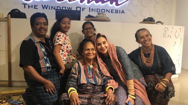 Ayu Azhari  saat memperkenalkan kain tenun khas daerah Nusa Tenggara Timur (NTT) dalam sebuah acara festival di Lyric Square Hammersmith, London, Inggris, pada 7 Desember 2019.