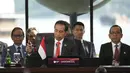 Presiden Indonesia Joko Widodo (tengah) mengetok palu menandai dibukanya Konferensi Tingkat Tinggi (KTT) Ke-42 ASEAN , di Labuan Bajo, NTT, Rabu (10/5/2023). (AP Photo/Achmad Ibrahim, Pool)