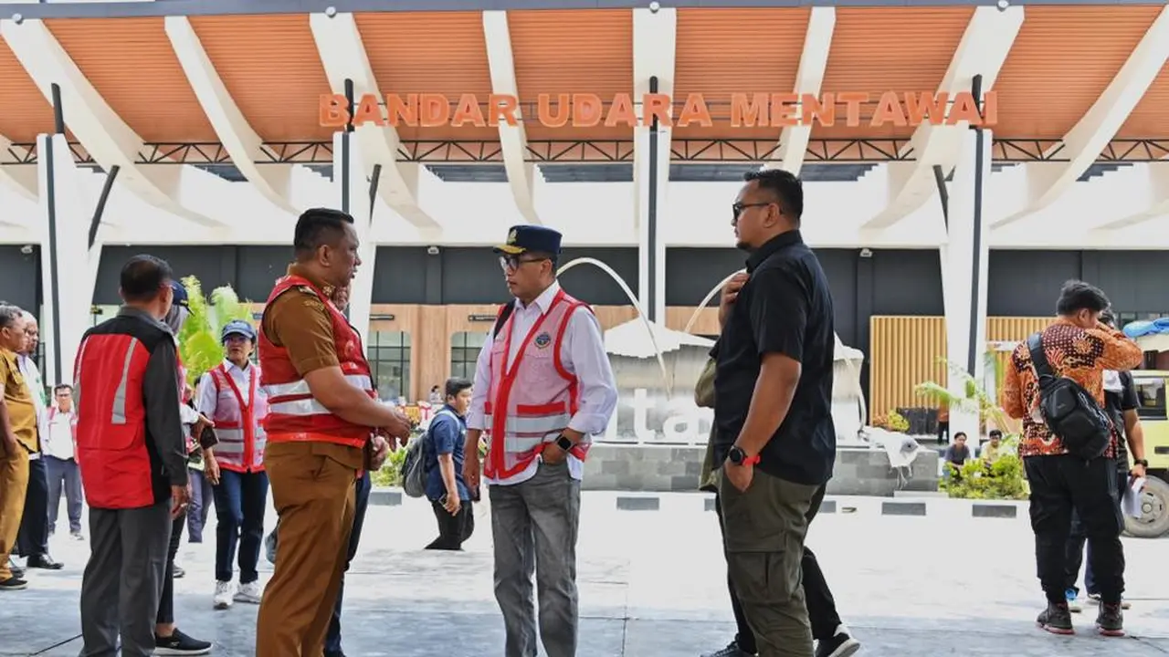 Menteri Perhubungan (Menhub) Budi Karya Sumadi meninjau kesiapan Bandar Udara Mentawai, Selasa (24/10/2023). Bandara Mentawai akan diresmikan Presiden Joko Widodo  Rabu besok. (Dok Kemenhub)
