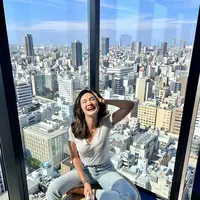 Luna Maya merayakan ulang tahunnya dengan liburan ke Jepang. Beberapa gayanya saat liburan disorot. Usia memang hanya angka jika melihat penampilan awet muda nan cantik Luna Maya. Di sini, ia berpose mengenakan kaus putih polos dan celana jeans. [Foto: Instagram/lunamaya]