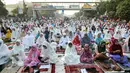 Umat muslim mendengarkan khutbah saat pelaksanaan salat Idul Fitri di kawasan Jatinegara, Jakarta, Rabu (6/7). Ruas Jalan Jatinegara Barat disulap menjadi tempat pelaksanaan salat. (Liputan6.com/Yoppy Renato)