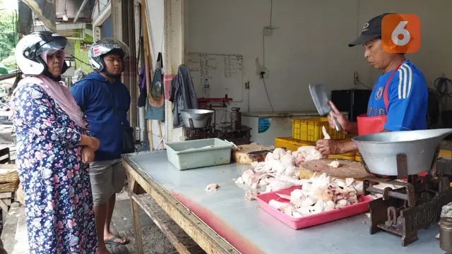 Harga daging ayam jelang nataru di pasar induk Banyuwangi mulai merangka naik (Hermawan Arifianto/Liputan6.com)
