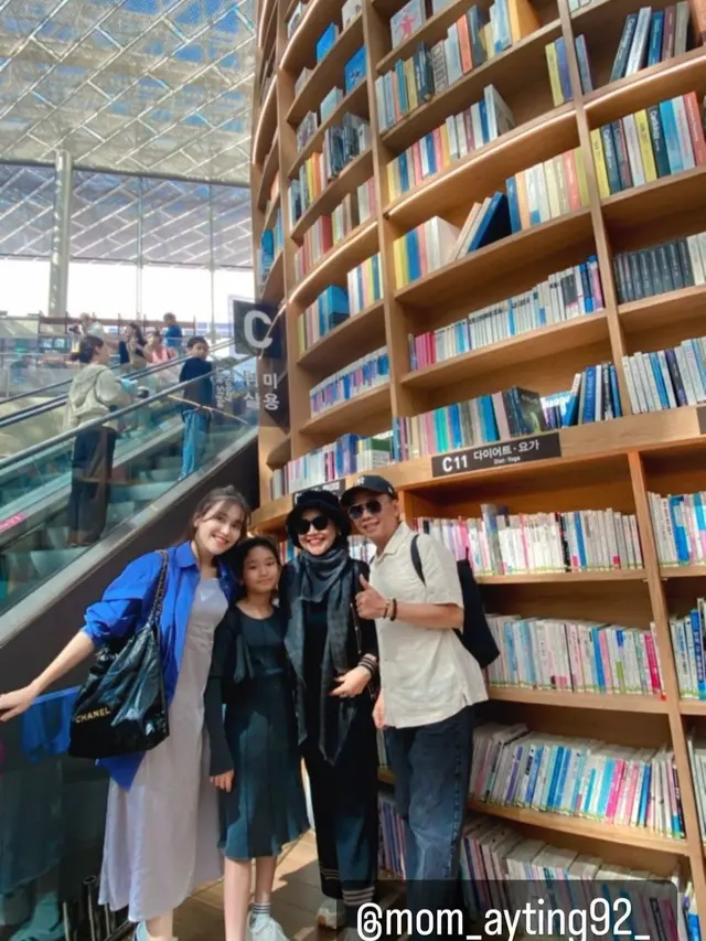 Ayu Ting Ting mengajak sang putri liburan ke Korea