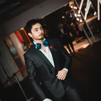 Nama Bryan Domani sedang banyak dibicarakan. Selain karena aktingnya yang luar biasa di beberapa film, paras rupawannya juga menjadi perhatian. Lihat di foto ini, Bryan Domani tampil ganteng luar biasa dibalut setelan jas hitam dan celana panjangnya, dikombinasikan dengan kemeja putih. [Foto: Instagram/bryandomani_bd_]