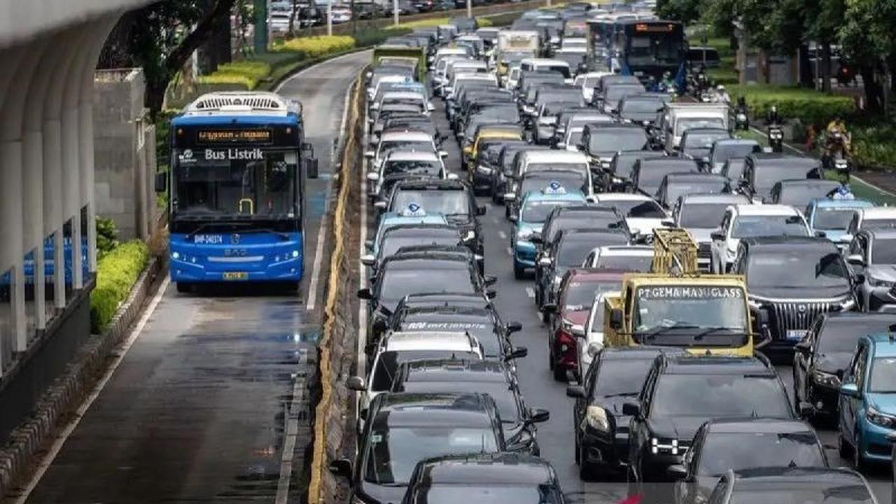 Kenaikan Tarif Transjakarta: Antara Kebutuhan Subsidi dan Dampak pada Warga Jakarta