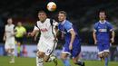 Bek Wolfsberger, Gustav Henriksson (kanan) berebut bola dengan striker Tottenham Hotspur, Carlos Vinicius dalam laga leg kedua babak 32 Besar Liga Europa 2020/21 di Tottenham Hotspur Stadium, Rabu (25/2/2021). Wolfsberger kalah 0-4 dari Tottenham. (AFP/Adrian Dennis)
