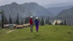 Gadis-gadis penggembala Kashmir berjalan pulang setelah mengambil air dari mata air terdekat di Tosamaidan, barat daya Srinagar, Kashmir yang dikuasai India, Senin (21/6/2021).  Padang rumput Tosamaidan ini dulunya merupakan tempat tembak artileri tentara India. (AP Photo/Dar Yasin)