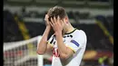Pemain Tottenham Hotspur, Ben Davies terlihat sedih usai tim nya dikalahkan Fiorentina di laga Liga Europa leg kedua di Stadion Artemio Franchi, Italia (26/2/2015). Fiorentina menang 2-0 atas Tottenham Hotspur. (Reuters/Carl Recine)
