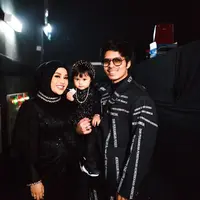 Atta Halilintar, Aurel Hermansyah, dan baby Ameena. (Foto: Dok. Instagram @aurelie.hermansyah)