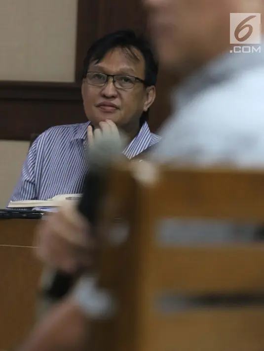 Terdakwa kasus dugaan suap kepada Bupati Kabupaten Kepulauan Talaud non aktif Sri Wahyumi Manalip terkait pengadaan barang dan jasa Tahun Anggaran 2019, Bernard Hanafi Kalalo (kiri) saat menjalani sidang lanjutan di Pengadilan Tipikor, Jakarta, Rabu (31/7/2019). (Liputan6.com/Helmi Fithriansyah)