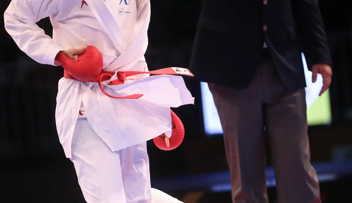Karateka putri Indonesia, Srunita Sari menghalau tendangan karateka asal Thailand, Paweena Raksachart dalam nomor kumite bawah 50 kg putri Sea Games 2017, Kuala Lumpur, Malaysia, (22/8). Srunita menang dengan skor 6-0. (Liputan6.com/Faizal Fanani)