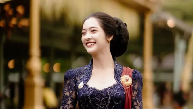 Kebaya mewah Dara Sarasvati jadi sorotan. (credit:instagram.com/darasarasvaati)