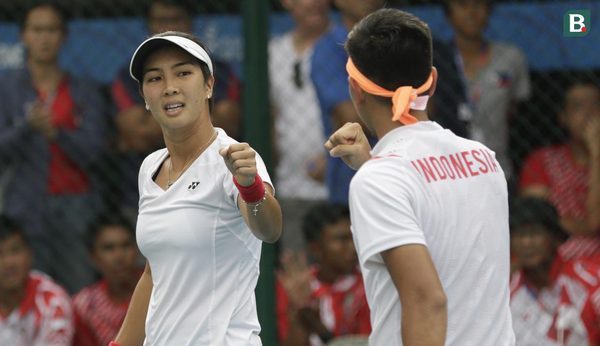 Ganda campuran, Christopher Rungkat / Aldila Sutjiadi, merayakan kemenangan atas wakil Thailand pada laga final SEA Games 2019 di Rizal Memorial Sports Complex, Sabtu (7/12). Indonesia menang dengan skor 4-6, 6-4 dan 10-8. (Bola.com/M Iqbal Ichsan)