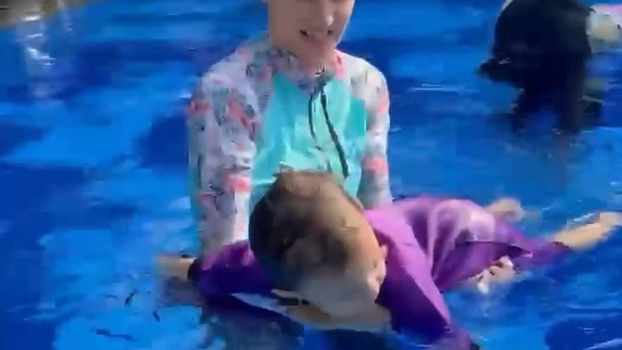 5 Potret Seru dan Gemasnya Djala Anak Nadine Chandrawinata Belajar Berenang