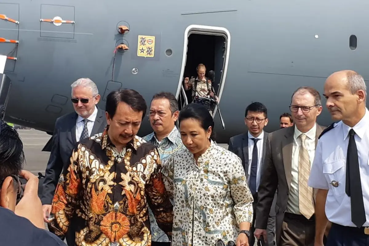 Direktur PT Dirgantara Indonesia Elfien Goentoro (kiri, depan) dan Menteri BUMN Rini Soemarno (tengah) usai meninjau Airbus A100M di Lanud AU Halim Perdanakusuma (21/8) (Liputan6.com / Rizki Akbar Hasan)