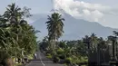 <p>Aktivitas warga saat Gunung Merapi memuntahkan material vulkanik dari kawahnya di Sleman, Yogyakarta (7/1/2021). Kondisi cuaca disekitar gunung terpantau cerah hingga hujan, angin lemah hingga sedang ke arah timur, barat daya dan barat. (AP Photo/Slamet Riyadi)</p>