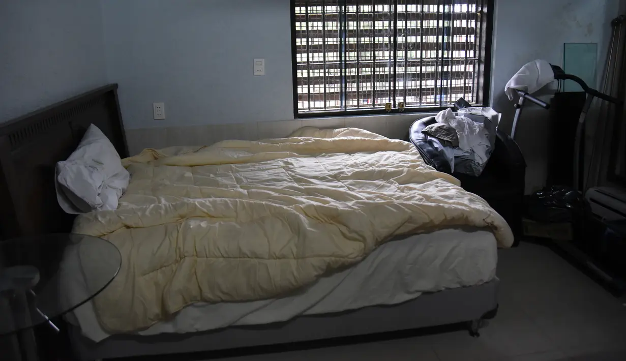 Tempat tidur yang berada di dalam sel penjara gembong narkoba asal Brasil, Jarvis Chimenes Pavao di Lapas Tacumbu, Paraguay, 28 Juli 2016. Pemerintah Paraguay kini memindahkan Jarvis ke sebuah sel di markas pasukan khusus kepolisian. (Norberto DUARTE/AFP)