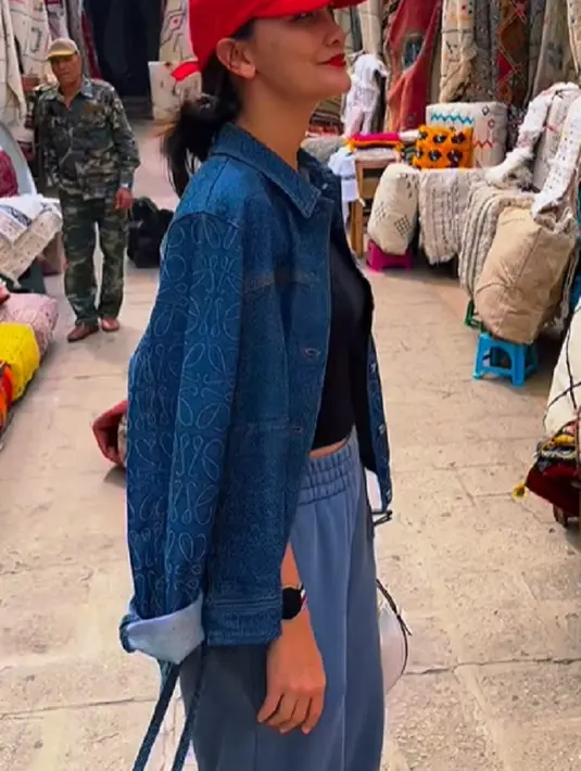 Luna Maya tampil stylish dengan padu padan denim on denim. Tank top hitam ditumpuknya dengan denim jacket, dan dipadu dengan jogger pants berwarna biru muda yang serasi. [Foto: Instagram/lunamaya]