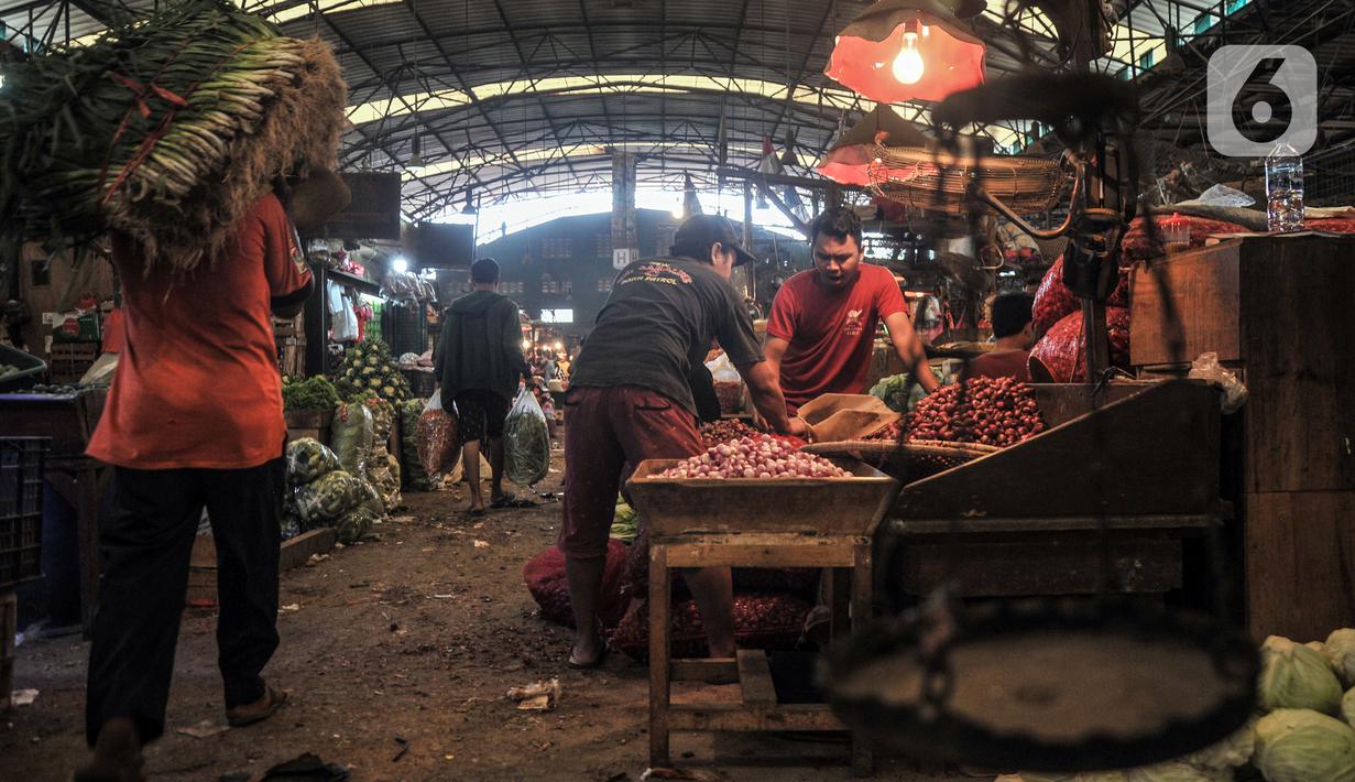 Aktivitas pedagang di Pasar Induk Kramat Jati, Jakarta Timur, Rabu (14/12/2022). Berdasarkan data Pusat Informasi Harga Pangan Strategis (PIHPS) Nasional pada hari ini, sejumlah komoditas menunjukkan kenaikan. (merdeka.com/Iqbal S. Nugroho)