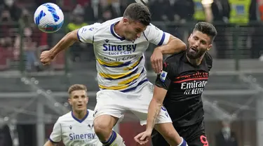 Penyerang AC Milan Olivier Giroud (kanan) mencetak gol pertama timnya ke gawang Verona pada pekan kedelapan Liga Italia 2021/2022 di San Siro, Minggu (17/10/2021) dini hari WIB. AC Milan menang dramatis atas Hellas Verona 3-2. (AP Photo/Antonio Calanni)