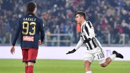 Striker Juventus, Paulo Dybala, melakukan selebrasi usai mencetak gol ke gawang Genoa pada laga Coppa Italia di Stadion Allianz, Turin, Kamis (21/12/2017). Juventus menang 2-0 atas Genoa. (AP/Alessandro di Marco)
