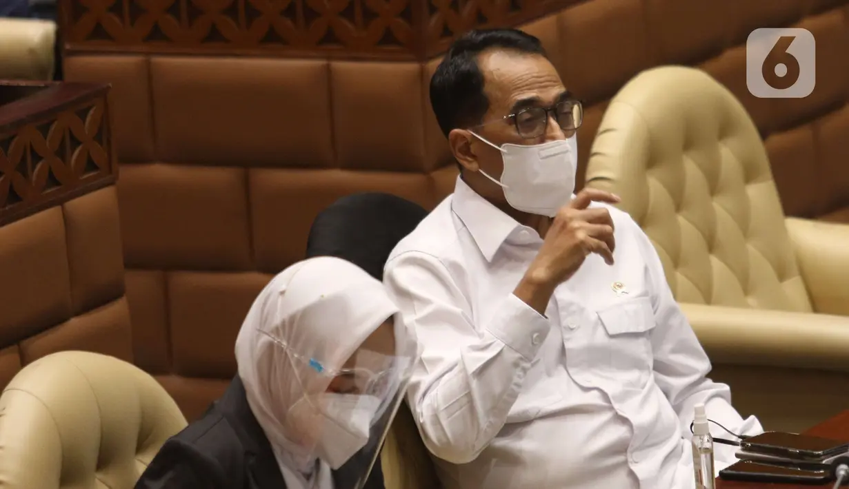Menteri Perhubungan Budi Karya Sumadi (kanan) bersama Kepala BMKG Dwikorita Karnawati saat rapat kerja dengan Komisi V DPR di Kompleks Parlemen Senayan, Jakarta, Rabu (1/12/2021). Rapat membahas persiapan Natal 2021 dan Tahun Baru 2022. (Liputan6.com/Angga Yuniar)