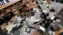 Kerusakan bagian dalam Bank Blom pasca ledakan di Beirut, Lebanon (13/6). Akibat ledakan ini, dilaporkan dua orang mengalami luka-luka.( REUTERS/Aziz Taher)