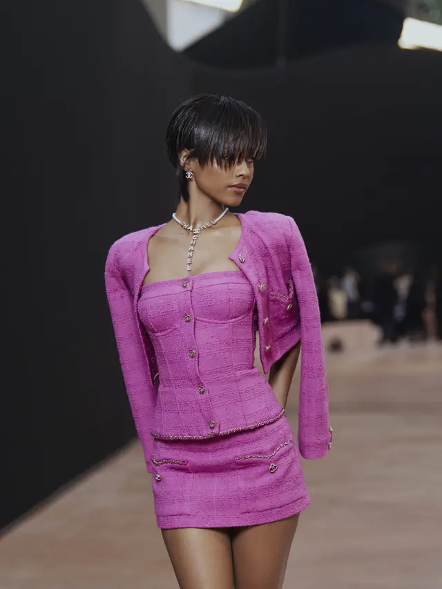 Serba Pink, Gaya Tyla Mencuri Atensi dengan Rambut Pixie Cut di Chanel F/W 2025 Paris Fashion
