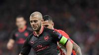 Gelandang Arsenal Jack Wilshere membawa bola saat melawan Atletico Madrid dalam pertandingan semifinal Liga Europa di stadion Metropolitano di Madrid (3/5). Atletico Madrid menang 1-0 atas Arsenal. (AFP Photo/Gabriel Bouys)
