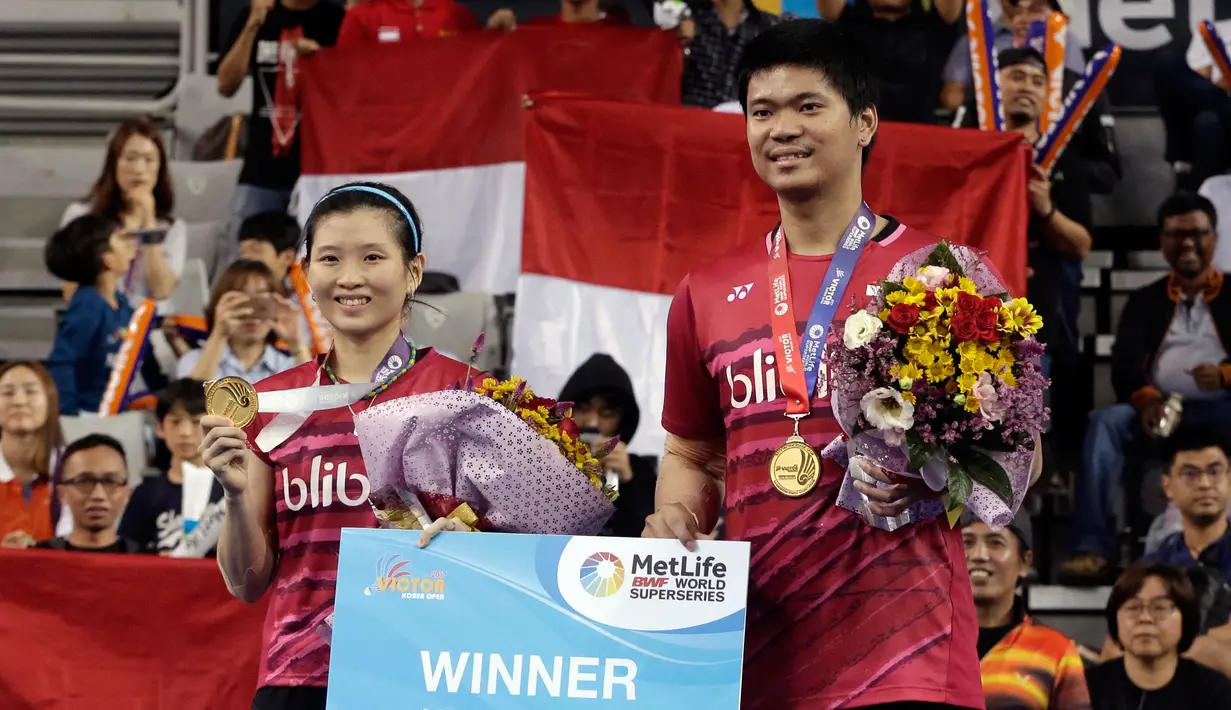 Ganda campuran Indonesia, Praveen Jordan/Debby Susanto saat penganugerahan medali seusai mengalahkan ganda China Wang Yilyu/Huang Dongping pada final Korea Terbuka 2017, Minggu (17/9). Praveen/Debby unggul dengan skor 21-17, 21-18. (AP/Ahn Young-joon)