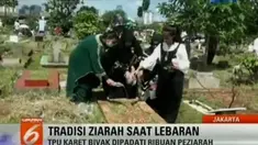 Salah satu tradisi Lebaran selain bermaafan adalah ziarah kubur ke pemakaman mendiang orang-orang terkasih.
