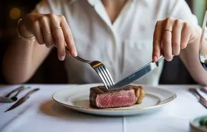 Cara Makan Steak dengan Garpu dan Pisau yang Benar ala Gaya Amerika dan Eropa