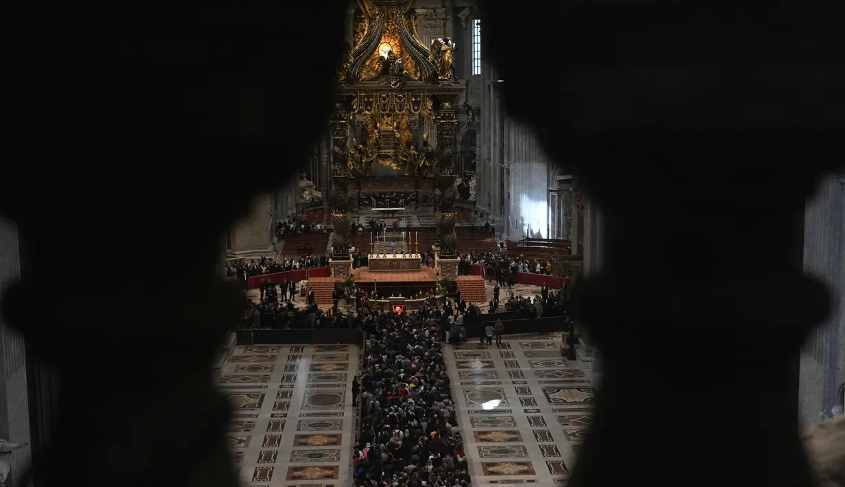 Orang-orang mengantre untuk memberi penghormatan terakhir saat mendiang Paus Fransiskus disemayamkan di Basilika Santo Petrus di Vatikan, pada 25 April 2025. (Tiziana FABI/AFP)