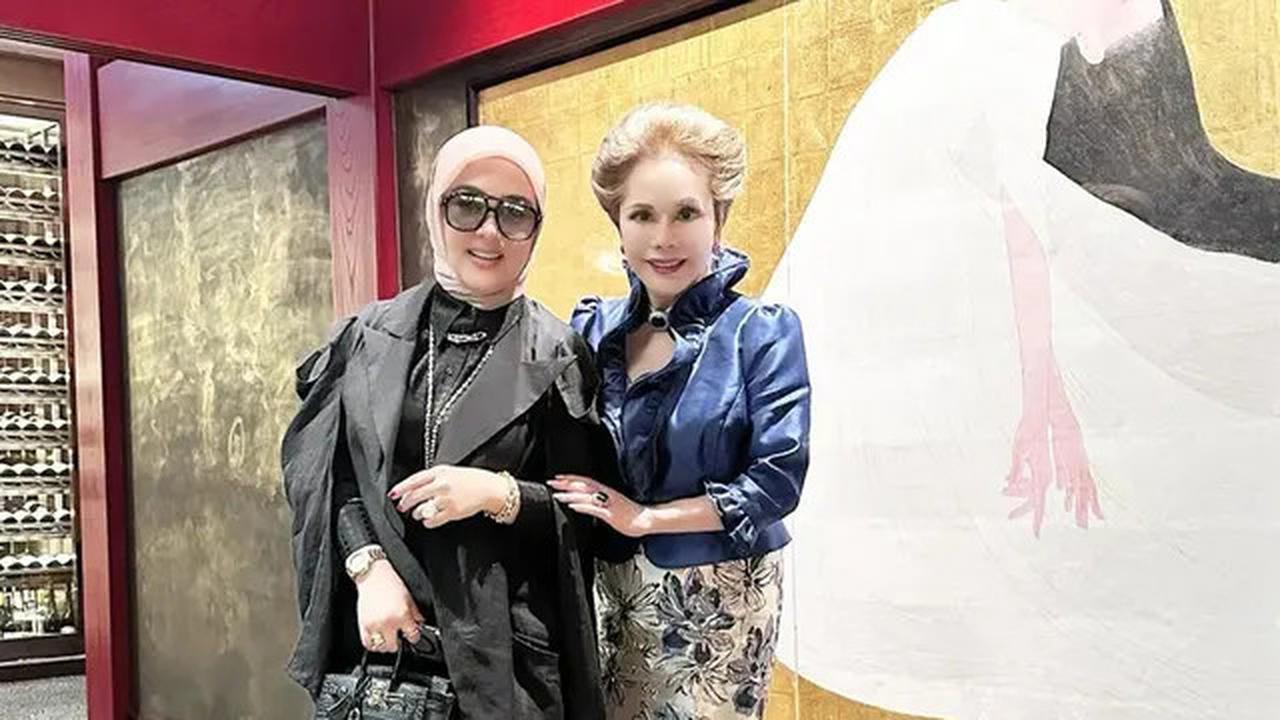 Gaya Syahrini dan Dewi Soekarno saat Makan Bersama, Glamor dengan Karakter Kuat yang Tak Terlupakan