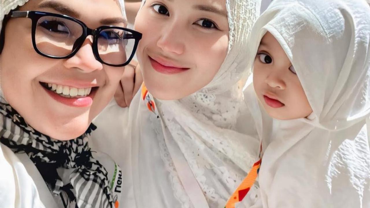 Rayakan Hari Ibu Saat Umroh, Ayu Ting Ting Sampaikan Pesan Menggugah Hati