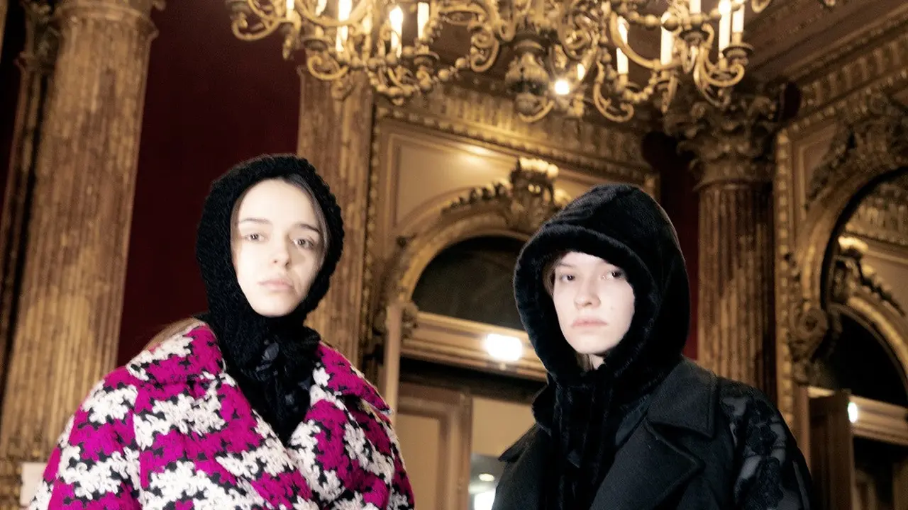 IKYK brand Modest Wear Lokal Pamerkan Koleksi Terbaru di Paris, Menarik dengan Penutup Kepala Rajut