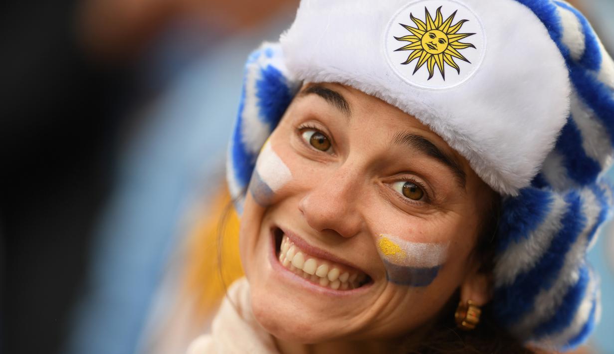 Senyum suporter Uruguay sebelum pertandingan antara Mesir dan Uruguay dalam Piala Dunia 2018 di Ekaterinburg Arena, Ekaterinburg, Rusia, Jumat (15/6). (Jorge Guerrero/AFP)