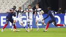 Pemain Prancis, Moussa Sissoko, berebut bola dengan pemain Finlandia, Onni Valakari, pada laga uji coba di Stadion Stade de France, Rabu (11/11/2020). Prancis takluk dengan skor 0-2. (AP/Michel Euler)