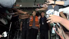 Mantan M‎enteri Agama Suryadharma Ali (SDA) saat keluar dari Gedung KPK usai menjalani pemeriksaan perdana, Jakarta, Rabu (15/4/2015). SDA menjadi tersangka dalam kasus penyelenggaraan haji 2012-2013. (Liputan6.com/Andrian M Tunay)
