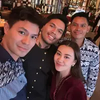 Beberapa seleb atau public figure mendapat kesempatan untuk datang ke JCC menyaksikan debat Cawapres berlangsung. [@thariqhalilintar/@fero_walandouw/@iben_ma]