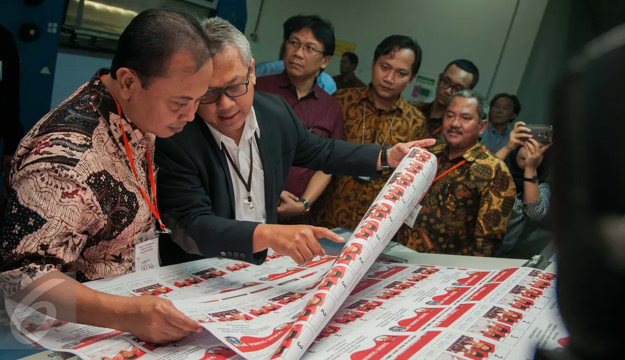 Ketua Komisi Pemilihan Umum (KPU) DKI Jakarta, Sumarno mengecek pencetakan kertas surat suara Putaran Kedua Pilkada DKI 2017 di Percetakan PT. Gramedia Printing, Cikarang, Jawa Barat, Kamis (23/3). (Liputan6.com/Gempur M Surya)