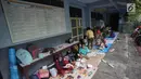 Warga yang rumahnya terendam banjir mengungsi di Gedung SMP Negeri 26, Jalan Kebon Pala, Kampung Melayu, Jatinegara, Jakarta Timur, Selasa (6/2). Sebanyak 42 KK mengungsi di tempat tersebut. (Liputan6.com/Arya Manggala)