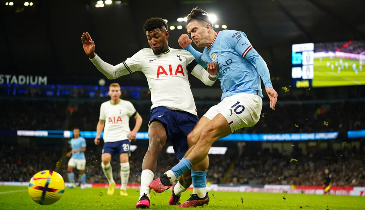 Pemain Manchester City Jack Grealish (kanan) menendang bola ke gawang di depan pemain Tottenham Hotspur Emerson Royal pada pertandingan sepak bola Liga Inggris di Etihad Stadium, Manchester, Inggris, 19 Januari 2023. Manchester City mengalahkan Tottenham Hotspur dengan skor 4-2. (AP Photo/Dave Thompson)