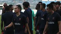 Madura United dalam sesi latihan. (Bola.com/Aditya Wany)