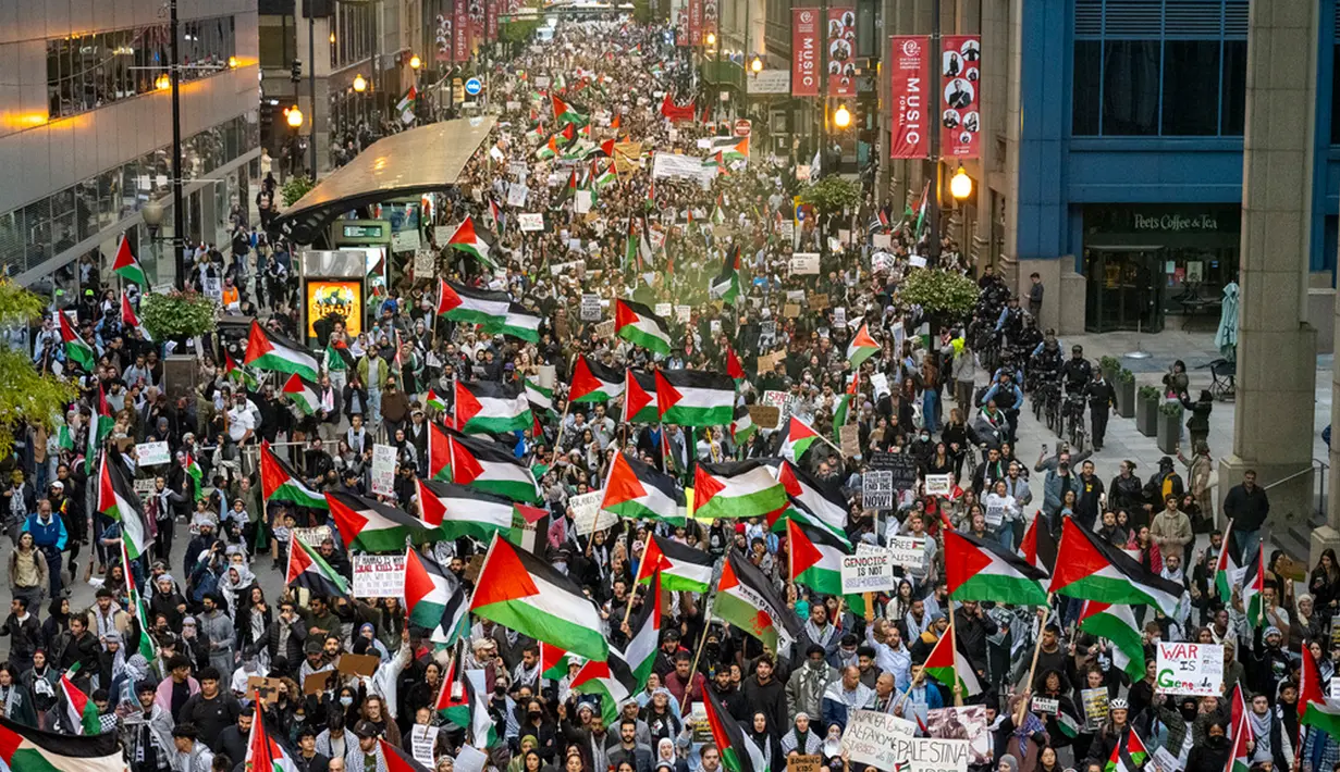 <p>Ribuan warga Amerika pro-Palestina berbaris menuju Konsulat Israel saat melakukan protes di Chicago, Amerika Serikat, Rabu (18/10/2023). Ribuan demonstran turun ke jalan pusat Kota Chicago menyerukan gencatan senjata dalam konflik antara Israel dan Hamas karena ribuan orang telah tewas. (Tyler Pasciak LaRiviere/Chicago Sun-Times via AP)</p>